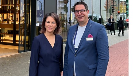 V. l.: Annalena Baerbock mit Sascha von Zabern, Hoteldirektor des Atlantic Hotels Münster. (Foto: © Atlantic Hotels)
V.l. Annalena Baerbock mit Hoteldirektor Sascha von Zabern.