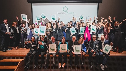 19 Hotellerie- und Gastronomiebetriebe erhielten die Hospitality HR Awards 2022 in München. (Foto: © DHA/Thomas Loris)
Hospitality HR Awards 2022