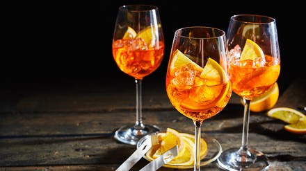 Der Aperol-Spritz ist das Aprés-Lockdown Getränk. (Foto: © exclusive-design/stock.adobe.com)
Aperol Spritz mit Zitrone