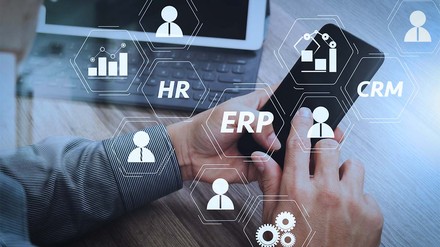 Für das erfolgreiche Arbeiten mit IT-Systemen empfiehlt der HSMA ein Kernsystem zu implementieren. (Foto: © everythingpossible – stock.adobe.com)
Mann mit Handy und Laptop und Symbole der Digitalisierung