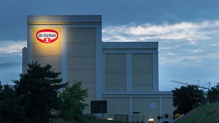 Für Dr. Oetker und seine Tochterfirmen arbeiteten Ende 2020 weltweit rund 37 000 Beschäftigte. (Foto: © Roland Rampsch/stock.adobe.com)
Dr. Oetker Logo Wittenburg