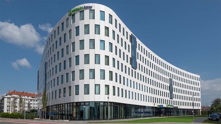 Dieter Esslinger, Geschäftsführer bei Primestar Hotel: „Düsseldorf ist ein spannender und umsatzstarker Standort, woran der Hauptbahnhof einen großen Anteil hat. Wir werden unsere Stärken und Kompetenzen bündeln, um das Haus optimal auf dem Markt zu positionieren.“ (Foto: © Primestar Group)
Außenansicht des Holiday Inn Express in Düsseldorf