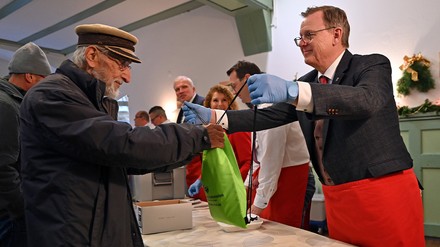 Bodo Ramelow (rechts), Ministerpräsident von Thüringen, reicht dem 79-jährigen Ralf Peter (links) während der Eröffnung des „Restaurants des Herzens“ der Evangelischen Stadtmission einen Beutel mit Essen. (Foto: © picture alliance/dpa | Martin Schutt)
Bodo Ramelow , reicht dem 79-jährigen Ralf Peter einen Beutel mit Essen.