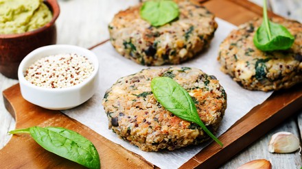 Vegane Bratlinge schön angerichtet auf einem Brettchen (Foto: © nata_vkusidey/Stock.adobe.com)
Vegane Burger-Patties.