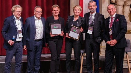 Hotel Innovations Award 2022: Michael Widmann, Michael Collini, Daniela Wakefield, Andrea Feidner-Beyer, Jörg Frehse, Sebastian Noak (Foto: @Florian Anemoldner Anex Pruductions – 196+ forum Vienna)
Zweiter Platz beim Hotel innovations Award 2022 geht an die MHP Hotel AG.