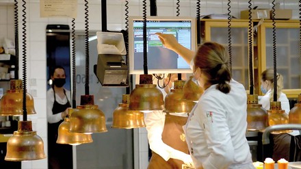 Auf Bestellungen frühzeitig reagieren – der Küchenmonitor von gastronovi leistet gerade in der bevorstehenden Wintersaison einen wesentlichen Beitrag für ein gelungenes Gastro-Erlebnis, bei dem Gastronomen und Gäste gleichermaßen profitieren. (Foto: © gastronovi GmbH)
Junge Küchenkraft erhält die Bestellung auf dem gastronovi Küchenmonitor