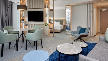 Modern und gemütlich: So sieht es im neuen Courtyard by Marriott Berlin Mitte aus. (Foto: © Marriott International)
So ist das neue Hotel Courtyard by Marriott Berlin Mitte eingerichtet.