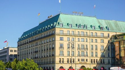 Die Erben des Hotels Adlon sollen laut Gericht keine Entschädigung für die Enteignung nach dem zweiten Weltkrieg erhalten. (Foto: © 4kclips/stock.adobe.com)
Hotel Adlon