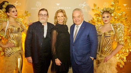Auf goldene Zeiten auf der Kö (v. l. n. r.): Dirk Iserlohe (Aufsichtsratschef der Dorint Gruppe), Daniela Fette (Generalmanagerin Hotel Kö59 Düsseldorf) und Jörg T. Böckeler (CEO Dorint Gruppe) begrüßen die Gäste bei der Eröffnung der neuen Bar im Hotel Kö59 Düsseldorf. (Foto: © Christian Köster/Hotel Kö59 Düsseldorf)
V. l. n. r.: Dirk Iserlohe (Aufsichtsratschef der Dorint Gruppe), Daniela Fette (Generalmanagerin Hotel Kö59 Düsseldorf) und Jörg T. Böckeler (CEO Dorint Gruppe)
