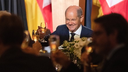 Olaf Scholz sucht eine Servicekraft für den Service- und Küchenbereich des Kanzlerbüros. (Foto: © picture alliance / ZUMAPRESS.com | Chris Young)
Olaf Scholz beim Dinner