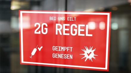 In Sachsen-Anhalt wird es für Geimpfte und Genesene vorerst weiterhin keine zusätzliche Testpflicht in der Gastronomie geben. (Foto: © Michael Bihlmayer – stock.adobe.com)
Schild, das auf die Anwendung der 2G-Regel hinweist