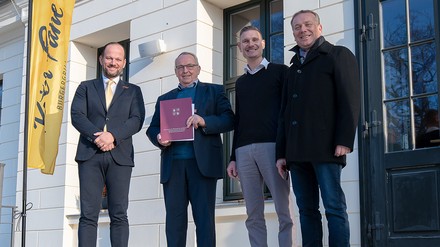 Auf dem Bild von links nach rechts stehen: Patrick Junge (Inhaber und Geschäftsführer Paniceus-Gruppe), Dr. Till Backhaus (Minister für Klimaschutz, Landwirtschaft, ländliche Räume und Umwelt), Alexander Prüß (Leiter Peter’s Akademie) und Christoph Seite (Geschäftsführer Landgestüt Redefin). (Foto: © Peter Pane)
Patrick Junge, Dr. Till Backhaus, Alexander Prüß und Christoph Seite.