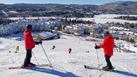 Die Zahl der Wintersportler, die mindestens einen Skiurlaub planen, ist laut einer Manova-Marktanalyse gleich geblieben. (Foto: © vlad_g/stock.adobe.com)
Skiurlaub