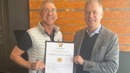 V. l. n. r.: René Bischel und Till Runte (Foto: © Atrium Hotel Mainz)
Das Atrium Hotel Mainz holt zum dreitten mal in Folge den Titel (Certified Green Hotel). Im Bild: V.l.n.r. René_Bischel und Till Runte.