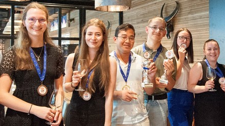 Die Gewinner des diesjährigen Teamcups (v. l. n. r.): Lena Brundert, Jenny Kittelmann, Jay Nene, Sandro Savina, Mareike Petralia, Petra Rasic (Foto: © Bundesverband der Systemgastronomie e. V.)
Die Gewinner des diesjährigen Teamcups