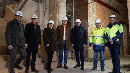 V.l.n.r Alexander Uhlig (Bürgermeister Baden-Baden), Hansjörg Maier (Geschäftsführer Schleith Baugesellschaft mbH), Nora Waggershauser (Geschäftsführerin der Kur & Tourismus GmbH), Mario Schleith (Schleith Baugesellschaft mbH), Denis Hüttig (Senior Vice President Deutsche Hospitality), Ralf Maier (Projektleiter Schleith Baugesellschaft mbH), Michael Heggemann (IG Real Estate). (Foto: © Jana Kay Photography)
Alexander Uhlig, Hansjörg Maier, Nora Waggershauser, Mario Schleith, Denis Hüttig und Ralf Maier, Michael Heggemann.