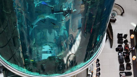 Das Riesen-Aquarium Aquadom, das sich im Innern des Hotel- und Geschäfts-Komplexes Dom Aquarée in Berlin befindet, ist am Freitagmorgen geplatzt und komplett zerstört worden. (Foto: © picture alliance / dpa | Kay Nietfeld)
AquaDom