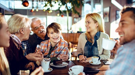 Restaurants, die ihr Angebot clever gestalten, können laut Christian Bauer Jung und Alt an einen Tisch bringen. (Foto: © vorDa via Getty Images)
Familie zu Weihnachten im Restaurant