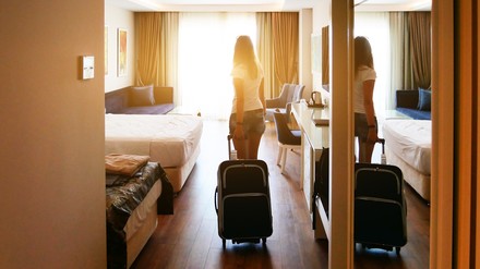 In der monatsweisen Betrachtung liegen die Übernachtungszahlen bereits seit August wieder auf Augenhöhe mit dem Niveau des Jahres 2019. (Foto: © Kryuchka Yaroslav/stock.adobe.com)
Ein Hotelzimmer