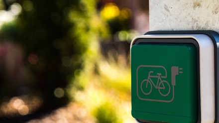Eine Steckdose, an der ein E-Bike geladen werden kann. (Foto: © MarkusBraun/stock.adobe.com)
Steckdose für E-Bikes.