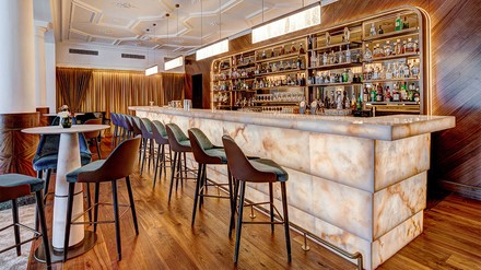 Zwei Monate lang wurden der Lobbybereich und die angrenzende Bar im Grand Hotel des Bains Kempinski intensiv renoviert und im zeitgenössischen Stil neu gestaltet. (Foto: © Kempinski Hotels)
Bar im Grand Hotel des Bains Kempinski