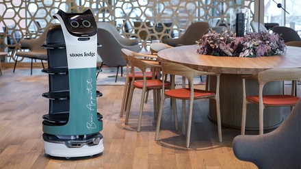 Serviceroboter „BellaBot“ im Restaurant der Stoos Lodge (Foto: © Sebotics)
BellaBot im Restaurant der Stoos Lodge
