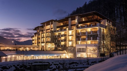 Das Grand Tirolia Kitzbühel bei Einbruch der Dunkelheit. (Foto: © Hommage Hotels / Ydo Sol)
Außenansicht des Hotels Grand Tirolia Kitzbühel.
