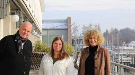Peter Rothe, Sabine Bold und Claudia Emmert (v.l.n.r.) auf der Terrasse des
Restaurants im Zeppelin Museum. (Foto: © Zeppelin Museum Friedrichshafen)
Die neuen Betreiber des Restaurants im Zeppelin Museum Friedrichshafen mit der geschäftsführenden Direktorin des Museums.