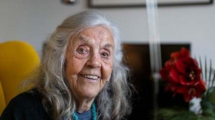 Ursula Winnington, Kochbuchautorin und Köchin, sitzt in einem Sessel. Als DDR-Koch-Queen erlangte Winnington mit ihrer Kolumne „Liebe, Phantasie und Kochkunst“ in „Das Magazin“ große Bekanntheit. (Foto: ©picture alliance/dpa | Monika Skolimowska)
Ursula Winnington, die Kochqueen der DDR, sitzt in einem Sessel.
