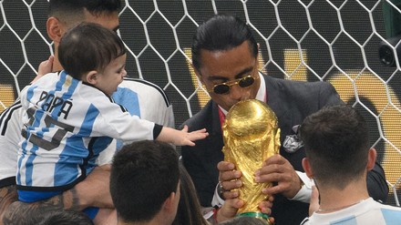 Der Promikoch Salt Bae feiert mit den Nationalhelden Argentiniens den Sieg gegen Frankreich. (Foro: © picture alliance/dpa | Robert Michael)
Salt Bae küsst Weltmeisterschaftspokal.