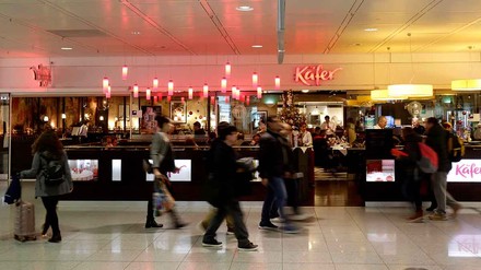 Käfer und Lufthansa sorgen künftig am Frankfurter Flughafen für das kulinarische Wohl der Reisenden. (Foto: ©picture alliance/SZ Photo | Marco Einfeldt)
Käfer Gastronomie Flughafen