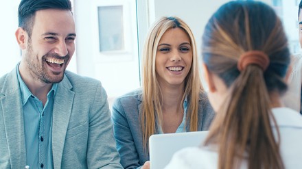 Was können Arbeitgeber tun, um potenzielle Bewerber für ihr Unternehmen zu begeistern? (Foto: © ivanko80/stock.adobe.com)
Ein Bewerbungsgespräch. (Symbolbild)