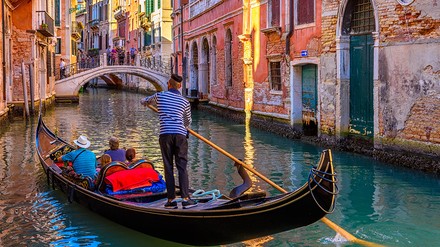 Die Stadt Venedig verzeichnet jährlich einen immensen Touristenansturm. Mit einem Touristen-Ticket will die Lagunenstadt nun die Besucherströme bändigen. (Foto: © Ekaterina Belova)
Venedig.