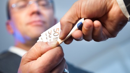Eine freiwillige Trinkgeld-Pauschale (Foto: © pix4U/stock.adobe.com)
Die Falkensteiner Hotelgruppe startet ein Pilotprojekt, um Angestellten mehr Trinkgeld zukommen zu lassen.