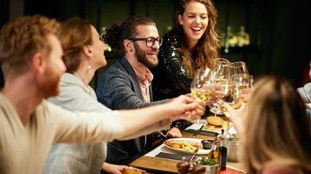 Zusammen Essengehen verbindet. (Foto: © chika_milan/stock.adobe.com)
Die Deutschen gehen gerne zusammen Essen.
