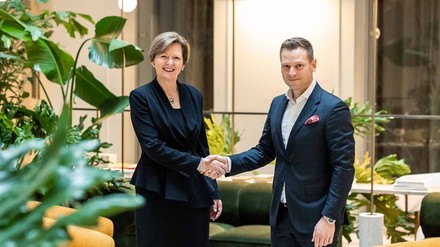 Vertragsunterzeichnung mit Karin Sheppard, SVP, MD, Europe, IHG Hotels & Resorts und István Tiborcz, Inhaber der BDPST Group. (Foto: © IHG Hotels & Resorts)
Karin Sheppard und István Tiborcz
