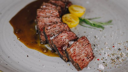 Neben dem Flanksteak gibt es in den The Ash-Restaurants beim Veganuary eine vegane Bolognese und den Redefine Meat Taco aus dem 3D-Drucker. (Foto: © Apeiron AG)
Fleischgericht