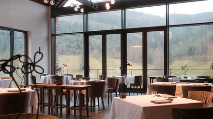 Die neue Schwarzwaldstube der Traube Tonbach im wiederaufgebauten Stammhaus. (Foto: © Julian Beekmann)
Restaurant Traube Tonbach