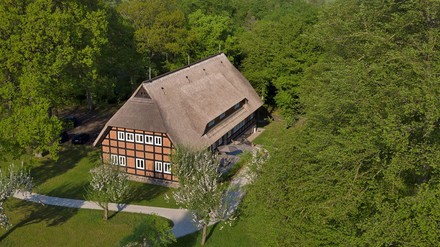 Der Park am See am Westufer des Tollensesees, rund 130 Kilometer von Berlin entfernt, kann auf eine wechselvolle Geschichte bis das 19. Jahrhundert zurückblicken. (Foto: © Park am See)
Der Park am See am Westufer des Tollensesees.