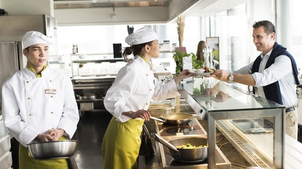 Bei der SV Group finden die Gäste vegane Angebote im Januar nicht nur in den SV Restaurants, auch in den Smartfridge und Office Delivery Angeboten sind diese erhältlich. (Foto: © SV Group)
Essensausgabe
