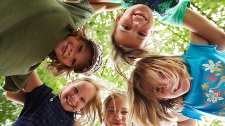 Welche Hotels in Europa sind die familienfreundlichsten? (Foto: ©Christian Schwier/stock.adobe.com)
Kinderfreundliche Hotels in Europa. Kinder im Kreis.