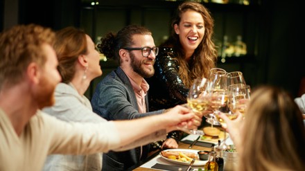 In Thüringen gilt weiterhin die 2G-Regel. 2G-Plus gilt bisher nur in Hotspot-Regionen. (Foto: © chika_milan/stock.adobe.com)
Freunde sitzen am Tisch und stoßen an