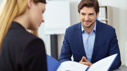 Wer als Arbeitgeber Fachkräfte von seinem Unternehmen überzeugen will, muss sich heutzutage ins Zeug legen. (Foto: © contrastwerkstatt /stock.adobe.com)
Ein Mann sitzt im Vorstellungsgespräch bei einer jungen Frau.