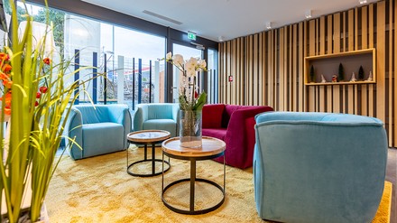 Kleiner Zwischenstopp gefällig? Das neue Serways Hotels Hösel Ost begrüßt Business-Reisende ebenso wie Familien mit Hunden. (Foto: © Tank & Rast Gruppe)
Hotellobby