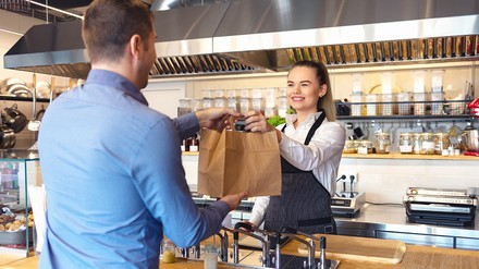 Das neue Mehrweggesetz birgt so manche Herausforderungen. (Foto: © DanRentea/stock.adobe.com)
Essen to go