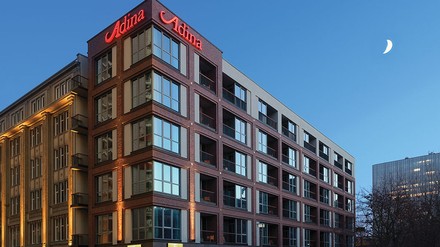 Bei den Adina Hotels haben Gäste die Möglichkeit, 4-Sterne-Hotelservices und Selbstverpflegung flexibel und nach eigenen Wünschen zu kombinieren. (Foto: © Adina Hotels)
Adina Hotel Außenansicht