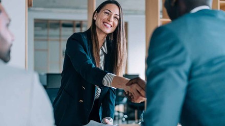 Wer als Arbeitgeber Fachkräfte von seinem Unternehmen überzeugen will, muss sich heutzutage ins Zeug legen. (Foto: © VioletaStoimenova /stock.adobe.com)
Büro Gespräch Bewerberin