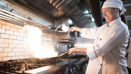 Im Küchenalltag lauern einige Gefahren. Wie handelt der Arbeitgeber korrekt, wenn etwas passiert? (Foto: © andresr/stock.adobe.com)
Küche Restaurant Brand am Herd