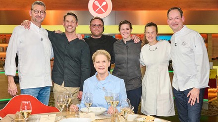 „15 Jahre Küchenschlacht mit Cornelia Poletto“ (vorn). Dabei sind von links: Thomas Martin, Alexander Kumptner, Max Strohe, Viktoria Fuchs, Milena Broger, Christoph Rüffer (Foto: © ZDF/Gunnar Nicolaus)
15 Jahre Küchenschlacht mit Cornelia Poletto