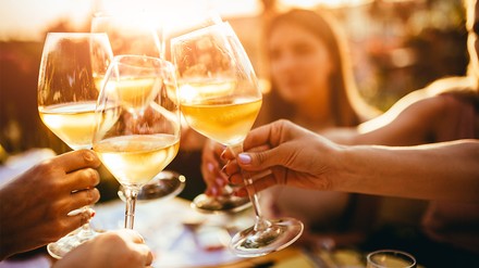 Das Deutsche Weininstitut startet mit neuen Kursen ins Jahr 2023. (Foto: © minastefanovic/stock.adobe.com)
Das Deutsche Weininstitut bietet auch 2023 wieder viele spannende Fort- und Weiterbildungen für Führungskräfte aus der Gastronomie an.